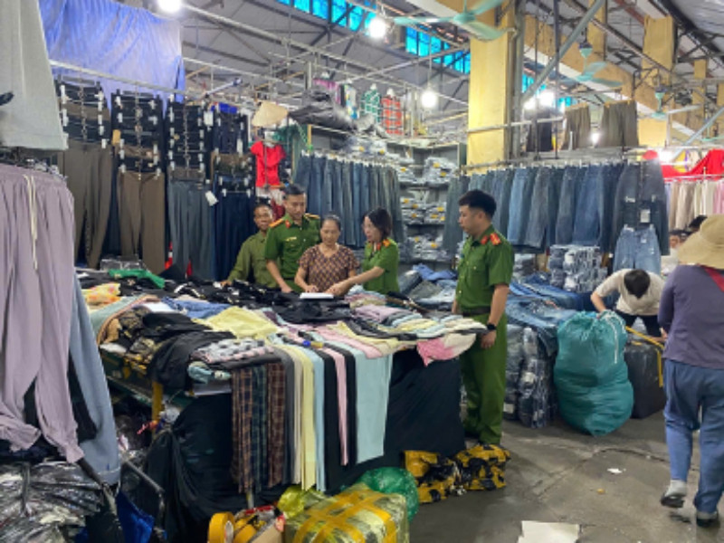 Cán bộ Cảnh sát PCCC và CNCH tổ chức ký cam kết đảm bảo an toàn phòng cháy, chữa cháy đối với tiểu thương