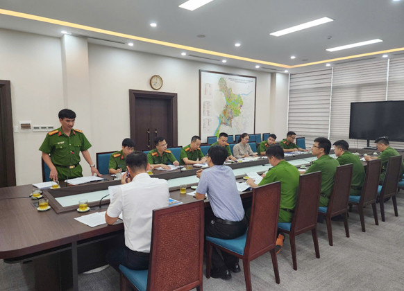 Đại diện chỉ huy Đội CC&amp;CNCH khu vực số 19 trao đổi một số nội dung về Luật PCCC&amp;CNCH, Nghị định và Thông tư liên quan