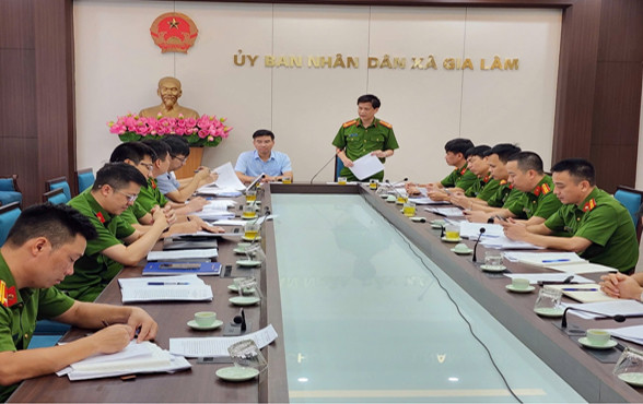 Thượng tá Đinh Việt Phương - Phó trưởng Phòng Cảnh sát PCCC và CNCH, CATP Hà Nội trao đổi về vai trò trách nhiệm của UBND cấp xã và việc thực hiện quản lý Nhà nước về PCCC và CNCH theo phân công, phân cấp của UBND cấp xã