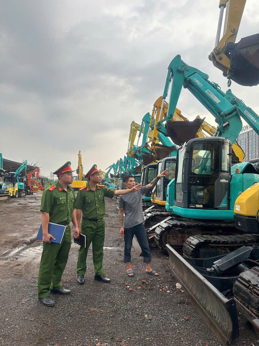 Tổ công tác khảo sát với các chủ và lái máy xúc để phối hợp công tác an toàn PCCC và CNCH