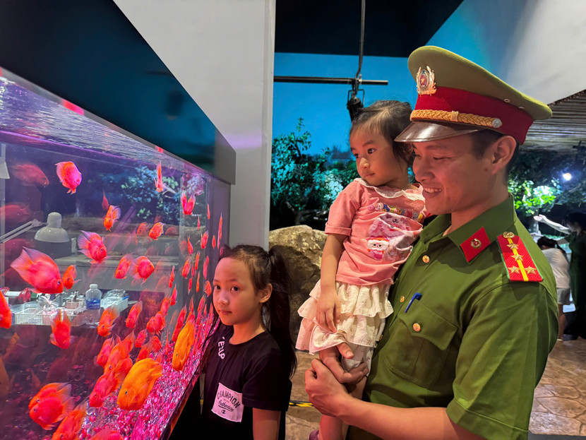 Cán bộ chiến sỹ công an phường Tây Hồ hỗ trợ chuỗi hoạt động đoàn tham quan, nghỉ dưỡng tại địa bàn