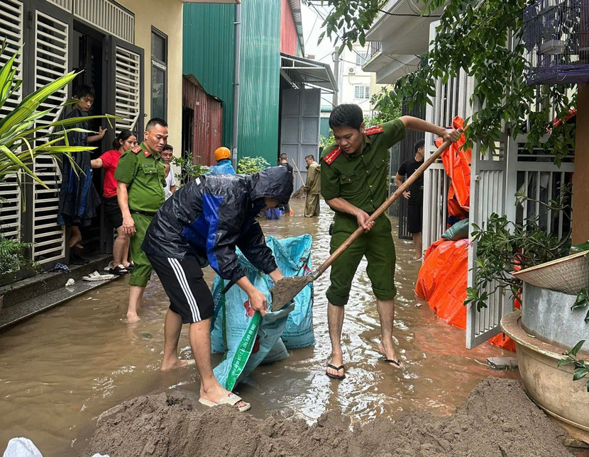 Công an Hà Nội giúp người dân bị ảnh hưởng bởi mưa lũ, ngập úng Công an Hà Nội giúp người dân bị ảnh hưởng bởi mưa lũ, ngập úng