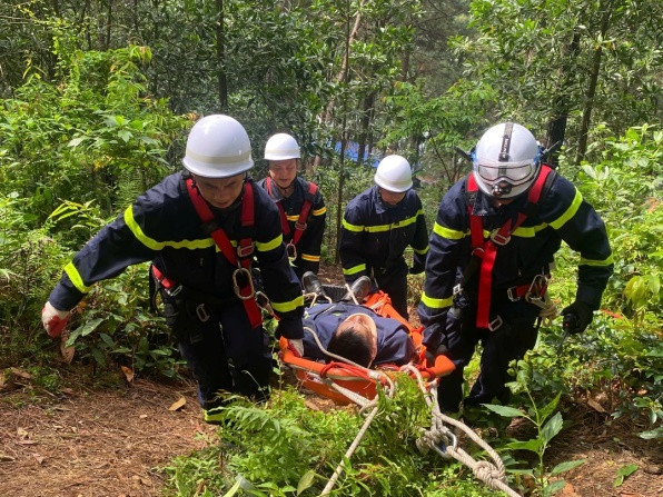 Thực tế triển khai CNCH sử dụng cáng cứu người dưới vực sâu Thực tế triển khai CNCH sử dụng cáng cứu người dưới vực sâu