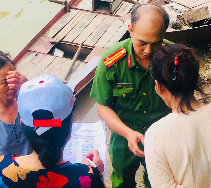 CAP Phú Thượng tuyên truyền, vận động người dân thuyền chài khu vực sông Hồng vào bờ để đảm bảo an toàn tránh bão