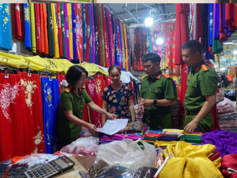 Đội CC&amp;CNCH Khu vực số 1 phát tờ rơi, tài liệu hướng dẫn, đồng thời tiến hành ký cam kết thực hiện nghiêm quy định an toàn PCCC giữa các hộ kinh doanh tại chợ và lực lượng chức năng