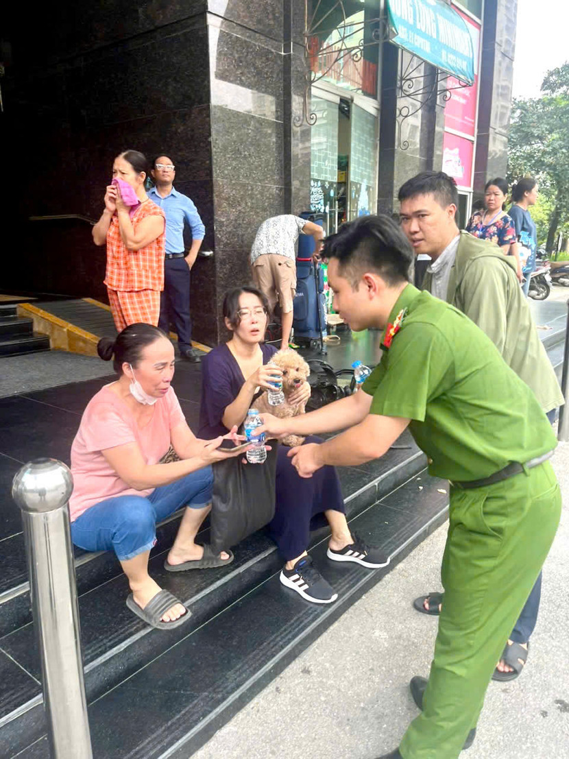 Cán bộ Đội CC&amp;CNCH khu vực số 14 thăm hỏi, trấn an tinh thần người dân sau vụ cháy, đồng thời hỗ trợ nước uống, giúp cư dân ổn định sức khỏe và tâm lý