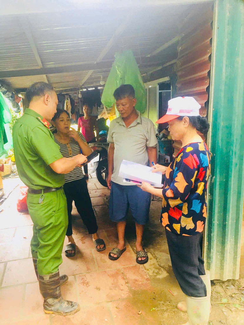 Rà soát các hộ dân để hướng dẫn đến nơi an toàn tránh bão...