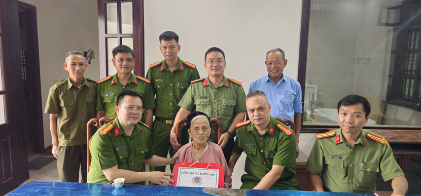 Thượng tá Hoàng Phi Thường, Trưởng Công an xã Thiên Lộc, Hà Nội cùng đoàn công tác đến thăm và tặng quà tri ân Mẹ Việt Nam anh hùng Nguyễn Thị Én (SN 1922) tại thôn Đại Độ, xã Thiên Lộc, Hà Nội