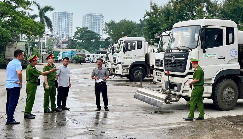 Đội Chữa cháy và CNCH khu vực số 18 - Phòng Cảnh sát PCCC&amp;CNCH - Công an TP Hà Nội vừa phối hợp với Công an các phường Bồ Đề, Long Biên và Phúc Lợi để tổ chức khảo sát lực lượng, phương tiện đáp ứng yêu cầu PCCC