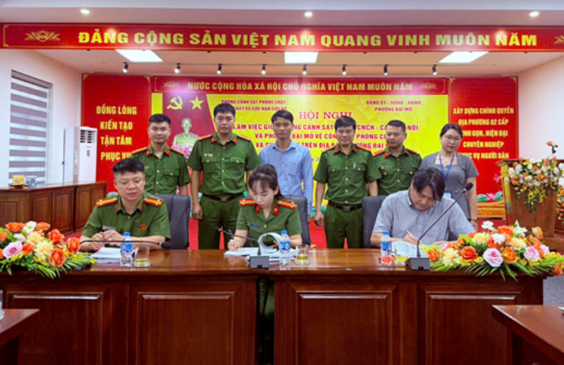 Lãnh đạo UBND phường Đại Mỗ và Lãnh đạo Phòng Cảnh sát PCCC&CNCH ký bàn giao danh sách cơ sở thuộc diện quản lý về PCCC Lãnh đạo UBND phường Đại Mỗ và Lãnh đạo Phòng Cảnh sát PCCC&CNCH ký bàn giao danh sách cơ sở thuộc diện quản lý về PCCC