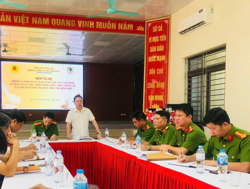 Ông Dương Tuấn Anh - Chủ tịch UBND xã Hòa Xá phát biểu ý kiến và triển khai một số nhiệm vụ cho Công an xã, các phòng, ban, chuyên môn của xã