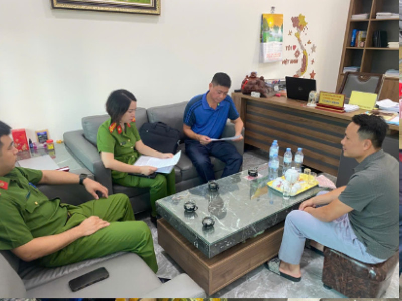 Lực lượng Cảnh sát PCCC&amp;CNCH tiếp nhận phản ánh trực tiếp từ người dân về khó khăn trong triển khai các biện pháp PCCC, đồng thời đưa ra hướng dẫn cụ thể, sát thực tế cho từng khu vực