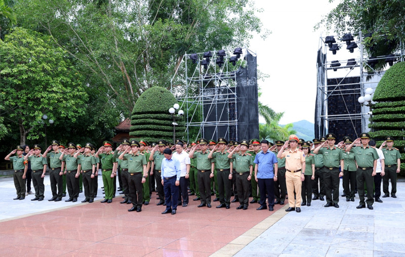 Đoàn đại biểu tưởng niệm các Anh hùng Liệt sĩ