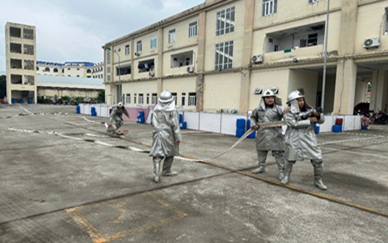 CBCS tập luyện triển khai các đội hình chữa cháy CBCS tập luyện triển khai các đội hình chữa cháy