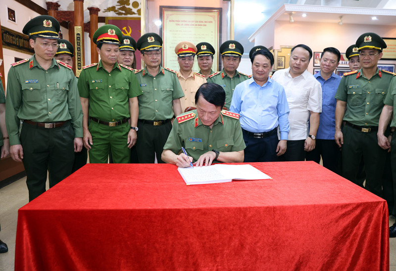 Bộ trưởng Lương Tam Quang ghi Sổ truyền thống tại Khu di tích lịch sử CAND