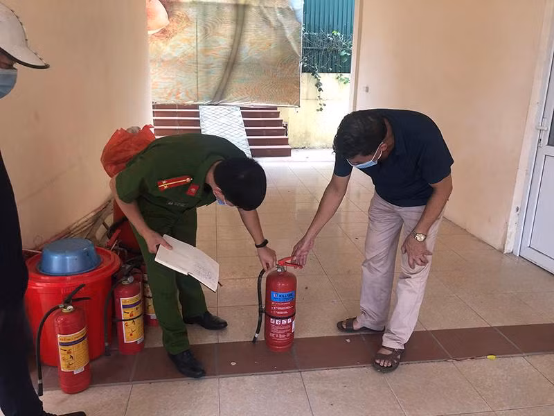 Lực lượng Cảnh sát PCCC và CNCH - CAQ Tây Hồ kiểm tra, thay thế thiết bị an toàn PCCC tại điểm bầu cử trên địa bàn quận