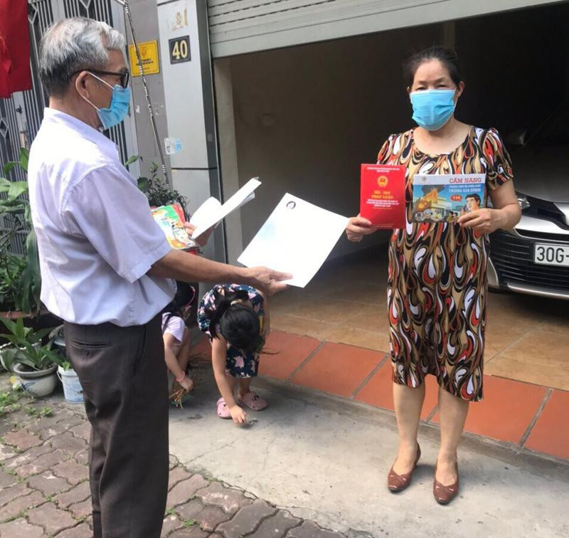 Tổ bầu cử số 1 kết hợp phát tài liệu tuyên truyền bầu cử và tài liệu tuyên truyền PCCC đến cử tri, hộ gia đình tại TDP số 1, phường Mễ Trì, quận Nam Từ Liêm