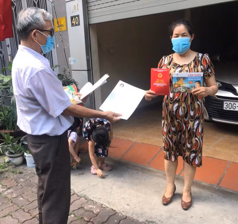 Tổ bầu cử số 1 kết hợp phát tài liệu tuyên truyền bầu cử và tài liệu tuyên truyền PCCC đến cử tri, hộ gia đình tại TDP số 1, phường Mễ Trì, quận Nam Từ Liêm