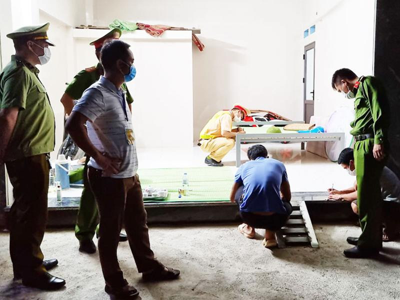 Tổ công tác lập biên bản xử phạt 2 trường hơp trốn khỏi khu vực phong toả phòng chống dịch Covid-19