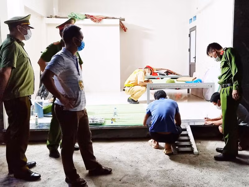 Tổ công tác lập biên bản xử phạt 2 trường hơp trốn khỏi khu vực phong toả phòng chống dịch Covid-19 Tổ công tác lập biên bản xử phạt 2 trường hơp trốn khỏi khu vực phong toả phòng chống dịch Covid-19