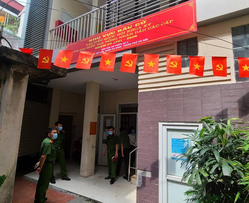 Lực lượng Cảnh sát PCCC và CNCH - CAQ Ba Đình kiểm tra an toàn PCCC tại điểm bầu cử số 2 - quận Ba Đình