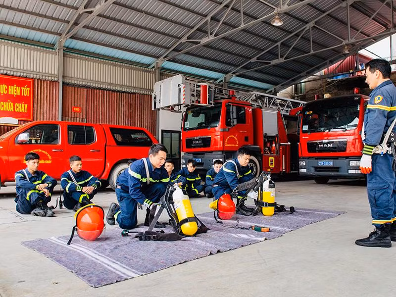 Lực lượng Cảnh sát PCCC và CNCH CAH Hoài Đức luyện tập nghiệp vụ, phục vụ công tác đảm bảo an toàn PCCC- CNCH tại điểm bầu cử trên địa bàn