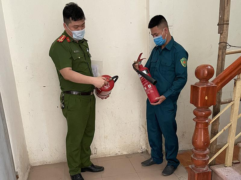 Lực lượng Cảnh sát PCCC và CNCH, CAQ Bắc Từ Liêm kiểm tra, thay thế trang thiết bị PCCC tại điểm bầu cử cơ sở