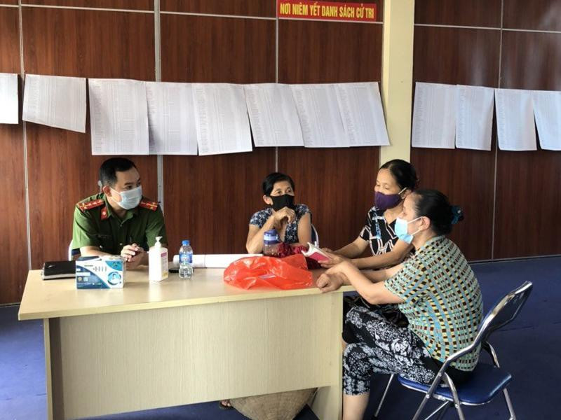 Cán bộ Đội Cảnh sát PCCC&amp;CNCH Công an quận Bắc Từ Liêm tuyên truyền công tác PCCC đối với các đồng chí trong tổ bầu 2021, phường Thượng Cát