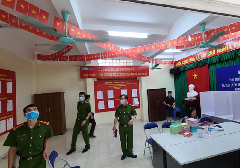 Lực lượng Cảnh sát PCCC và CNCH - CAQ Ba Đình kiểm tra an toàn PCCC tại điểm bầu cử phường Đội Cấn