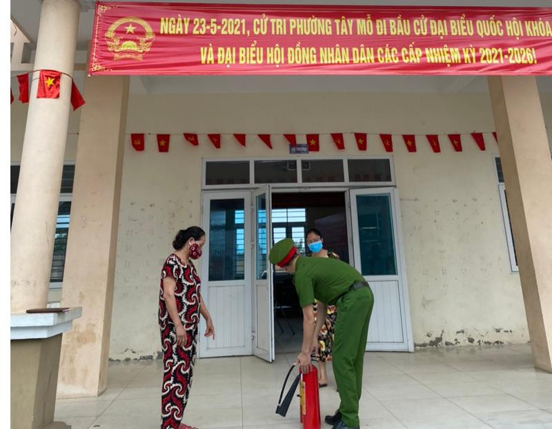 Lực lượng Cảnh sát PCCC và CNCH - CAQ Nam Từ Liêm chủ động tuyên truyền PCCC tại điểm bầu cử