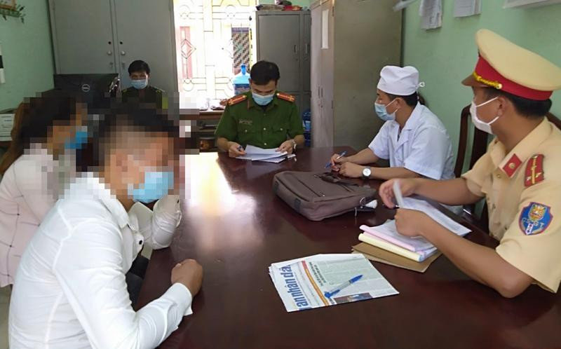 Cơ quan công an lập biên bản xử lý trường hợp vi phạm phòng chống dịch Covid-19 Cơ quan công an lập biên bản xử lý trường hợp vi phạm phòng chống dịch Covid-19