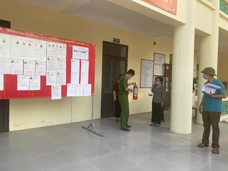 Công tác kiểm tra PCCC và CNCH tại các điểm bầu cử trên địa bàn huyện Hoài Đức đã hoàn tất, sẵn sàng phục vụ bầu cử
