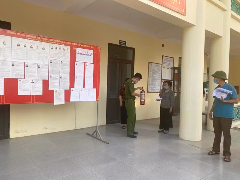 Công tác kiểm tra PCCC và CNCH tại các điểm bầu cử trên địa bàn huyện Hoài Đức đã hoàn tất, sẵn sàng phục vụ bầu cử