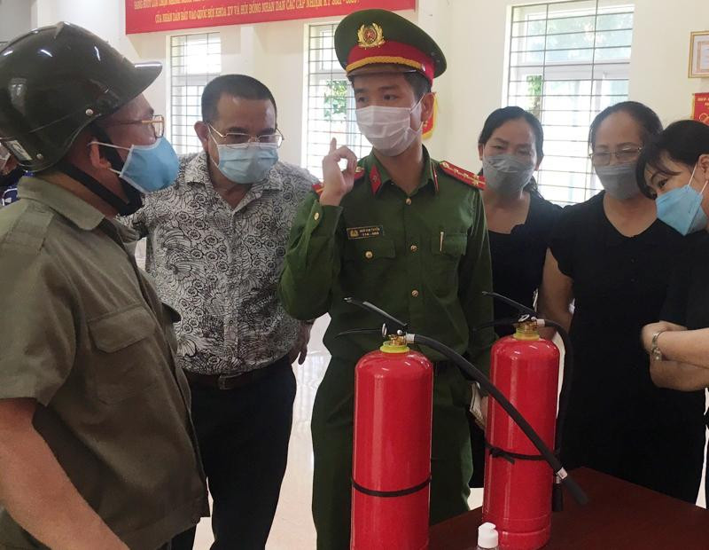 Công an phường Mễ Trì phối hợp với Đội Cảnh sát PCCC&amp;CNCH hướng dẫn thành viên Tổ bầu cử sử dụng phương tiện PCCC trang bị tại khu vực bầu cử số 6