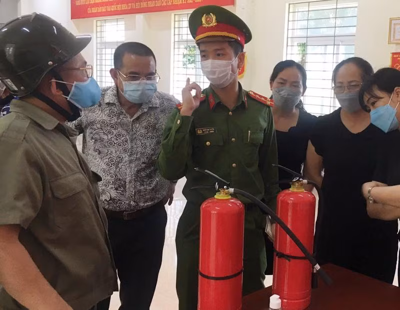 Công an phường Mễ Trì phối hợp với Đội Cảnh sát PCCC&amp;CNCH hướng dẫn thành viên Tổ bầu cử sử dụng phương tiện PCCC trang bị tại khu vực bầu cử số 6
