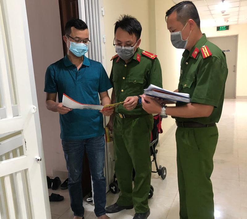 Lực lượng Cảnh sát PCCC phối hợp với CSKV - CAQ Nam Từ Liêm kiểm tra nhân hộ khẩu và tuyên truyền PCCC tại khu dân cư