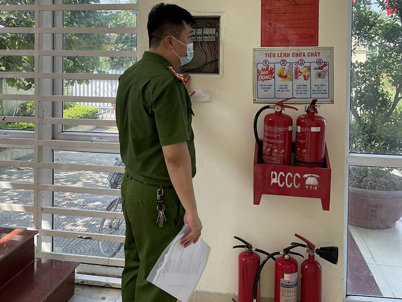 Cán bộ Đội Cảnh sát PCCC&amp;CNCH kiểm tra điểm thay thế bình chữa cháy cũ, kém hiệu quả bằng bình mới