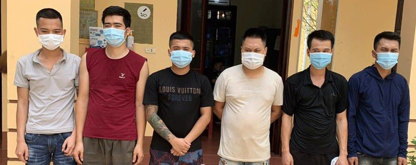 Các đối tượng đánh bạc bị cơ quan công an bắt giữ