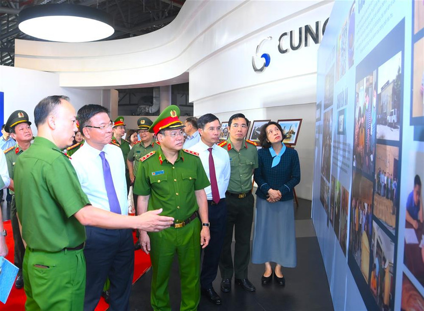 Phó Thủ tướng Chính phủ Lê Thành Long cùng các đại biểu nghe giới thiệu về công tác PCMT Phó Thủ tướng Chính phủ Lê Thành Long cùng các đại biểu nghe giới thiệu về công tác PCMT