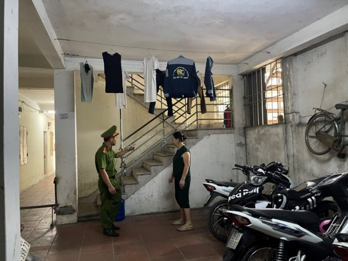 Cảnh sát PCCC và CNCH hướng dẫn chủ nhà trọ thực hiện các giải pháp đảm bảo an toàn PCCC theo tài liệu hướng dẫn của Bộ Xây dựng Cảnh sát PCCC và CNCH hướng dẫn chủ nhà trọ thực hiện các giải pháp đảm bảo an toàn PCCC theo tài liệu hướng dẫn của Bộ Xây dựng