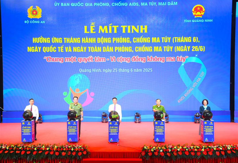 Phó Thủ tướng Chính phủ Lê Thành Long; Thượng tướng Nguyễn Văn Long - Thứ trưởng Bộ Công an cùng các đại biểu thực hiện nghi thức phát động Tháng hành động PCMT, Ngày Quốc tế PCMT và Ngày toàn dân PCMT Phó Thủ tướng Chính phủ Lê Thành Long; Thượng tướng Nguyễn Văn Long - Thứ trưởng Bộ Công an cùng các đại biểu thực hiện nghi thức phát động Tháng hành động PCMT, Ngày Quốc tế PCMT và Ngày toàn dân PCMT