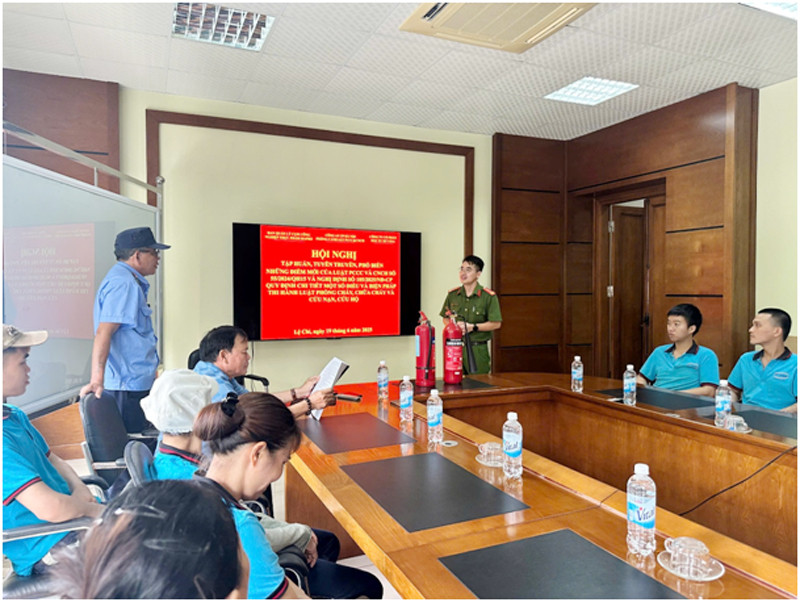 Báo cáo viên giải đáp các câu hỏi của cán bộ, công nhân viên