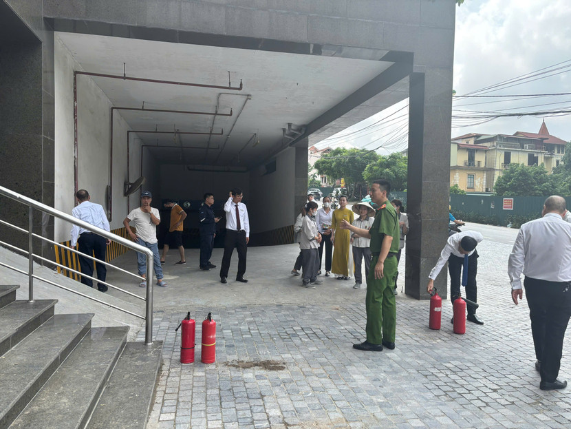 Cảnh sát PCCC và CNCH tuyên truyền, hướng dẫn thực hành sử dụng bình PCCC