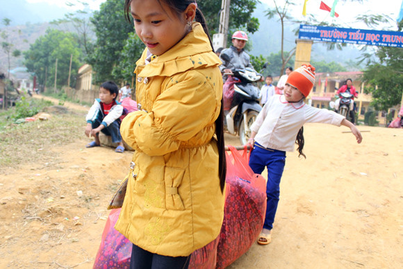 Những người “xua” đi giá lạnh cho học sinh nghèo Trung Sơn ảnh 9