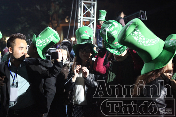 Phút giao thời vỡ òa trong bữa tiệc ánh sáng, âm thanh ảnh 6