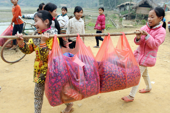 Những người “xua” đi giá lạnh cho học sinh nghèo Trung Sơn ảnh 12