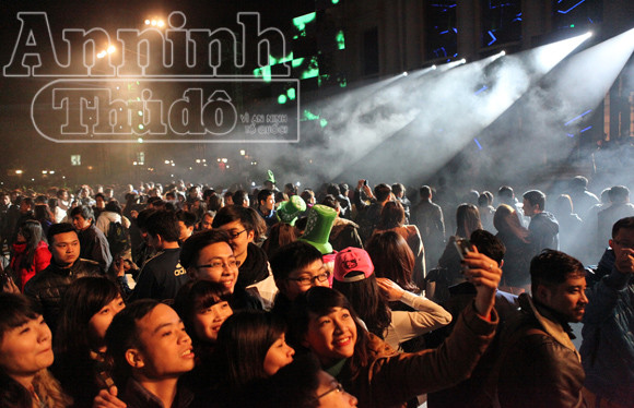 Phút giao thời vỡ òa trong bữa tiệc ánh sáng, âm thanh ảnh 10