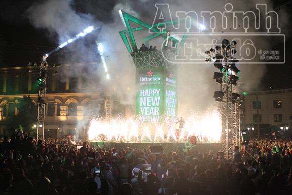 Phút giao thời vỡ òa trong bữa tiệc ánh sáng, âm thanh ảnh 4