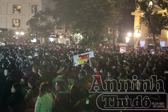 Phút giao thời vỡ òa trong bữa tiệc ánh sáng, âm thanh ảnh 2