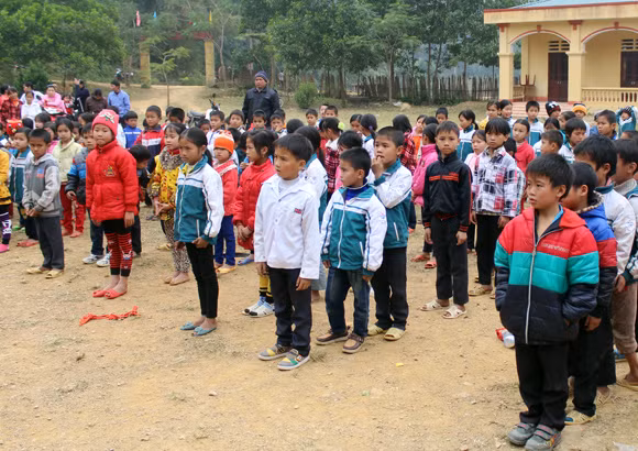 Những người “xua” đi giá lạnh cho học sinh nghèo Trung Sơn ảnh 3